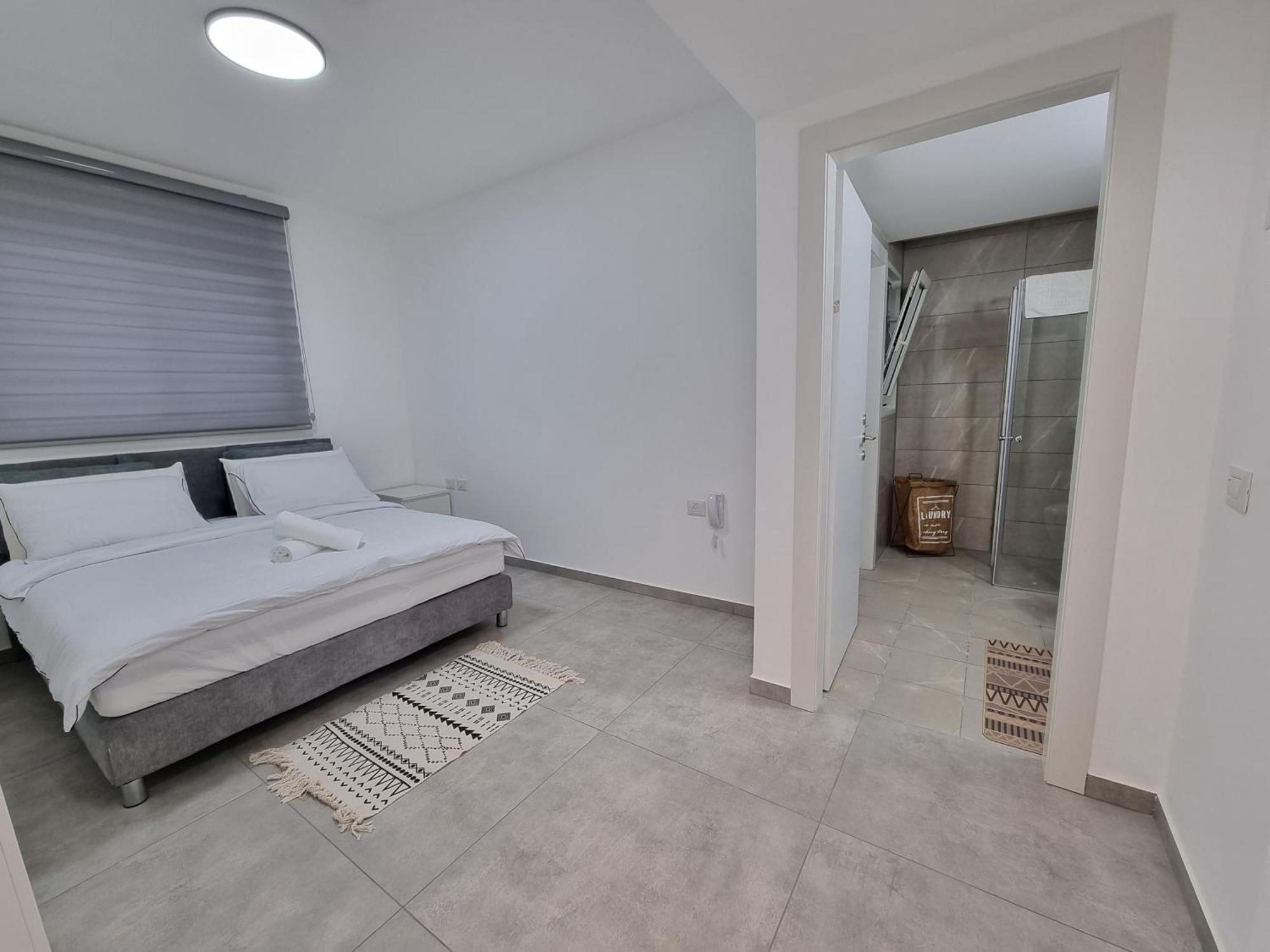 Beachfront Gallery Акко Номер фото
